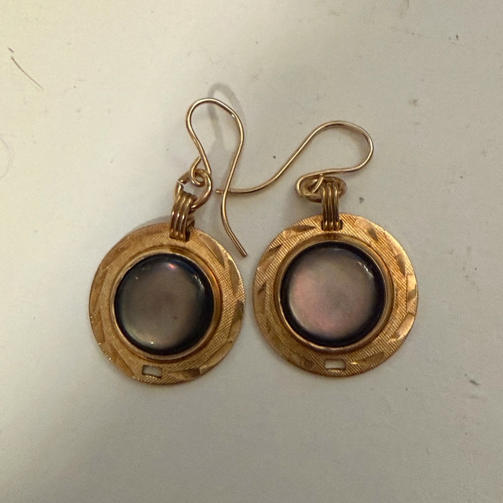 Elegant Gold and mother of pearl Earrings